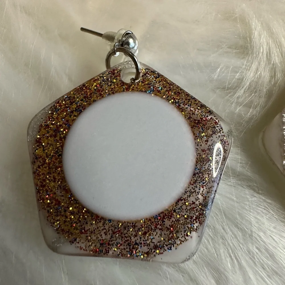 🩷5/$10 White and Gold Glitter Earrings